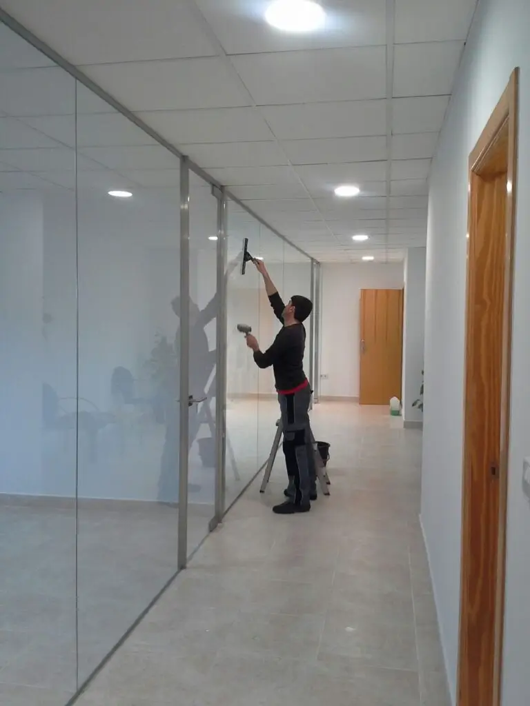 Limpieza de cristales para polígono industrial oeste