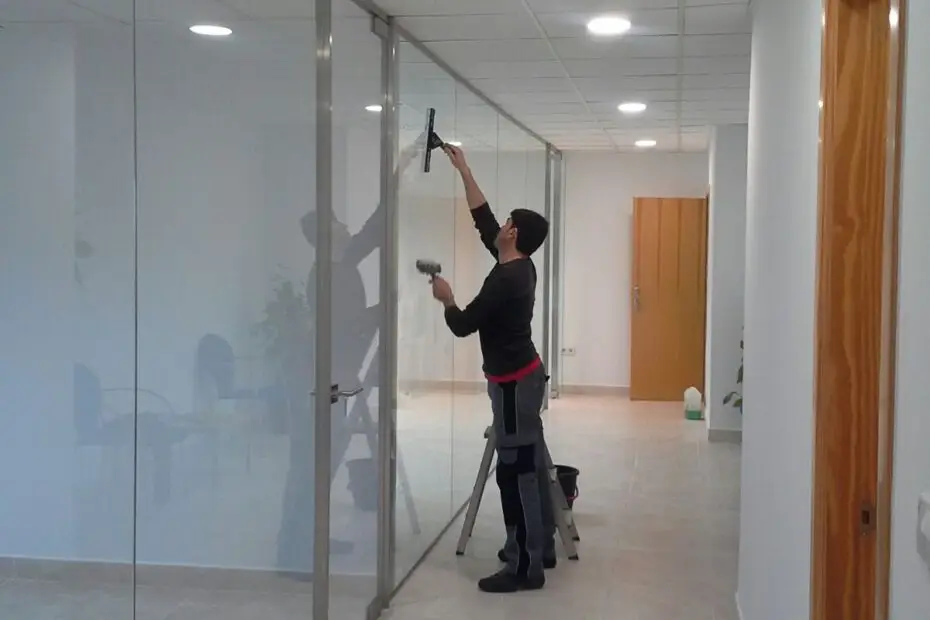Limpieza de cristales en oficina en Murcia